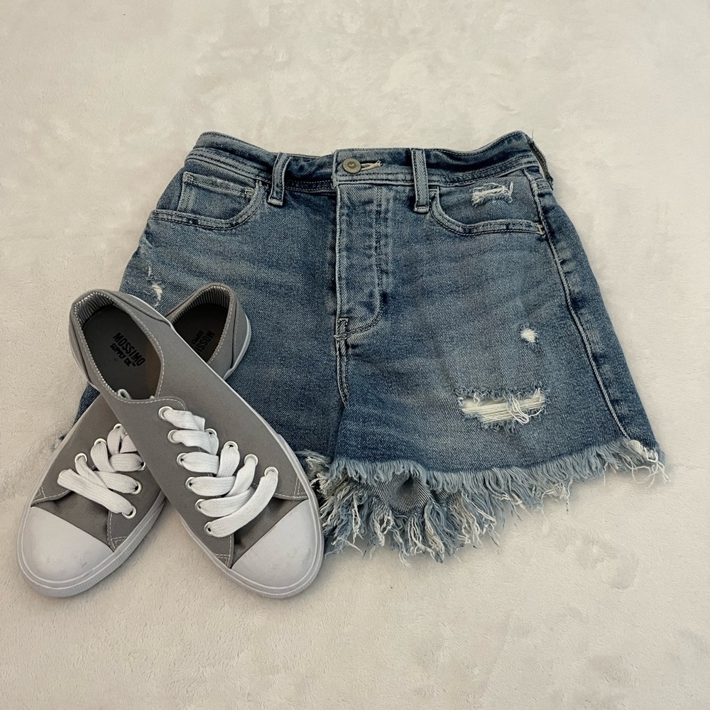 Hollister High Rise Jean Shorts- New Without Tag - Picture 8 of 9